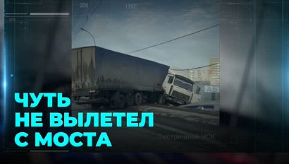 Фура снесла билборд на Димитровском мосту