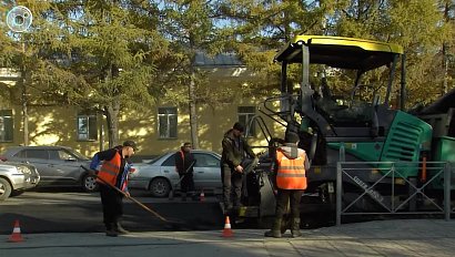 На улице Мичурина в Новосибирске укладывают новый асфальт