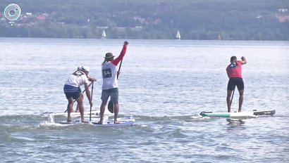 Энергозатратная прогулка по водной глади. Почему новосибирцы всё чаще встают на сапборды?