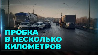 Бердское шоссе встало в многокилометровую пробку