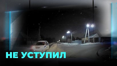 Полицейский не уступил дорогу, несмотря на соответствующий знак