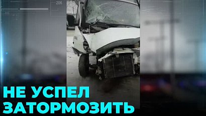 Грузовик столкнулся с автобусом на Бердском шоссе