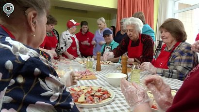 Пожилые жители Дома ветеранов Новосибирской области освоили секреты приготовления пиццы