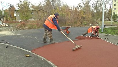 Современную детскую площадку возводят в городе Оби