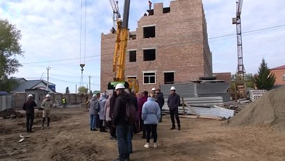 Современную поликлинику и хирургический комплекс возводят в Колыванском районе