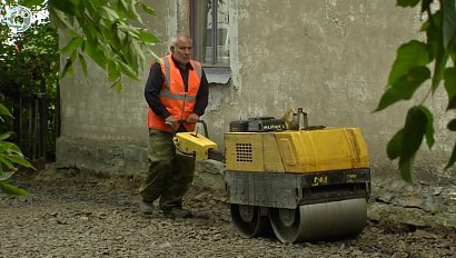 По наказам избирателей новый асфальт уложили вокруг жилого дома на Автогенной в Новосибирске