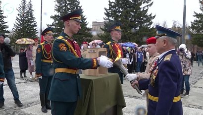 Частицу Вечного огня передали военнослужащим новосибирского спецназа