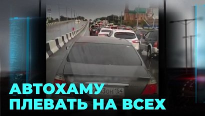 В Новосибирске ищут автохама, который не давал проехать бригаде медиков