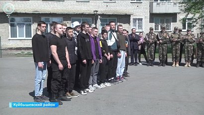 Два жителя Куйбышевского района отправятся служить в Президентский полк. Как земляки провожают новобранцев?