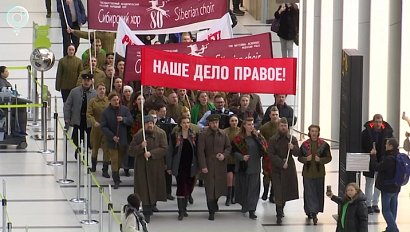 В аэропорту Толмачёво открыли экспозицию костюмов Сибирского русского народного хора