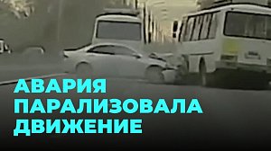 Внезапное ДТП спровоцировало транспортный коллапс на шоссе