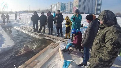 Суточный марафон по заплыву в ледяной воде провели в Новосибирске