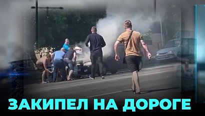 «Мазда» загорелась прямо на дороге