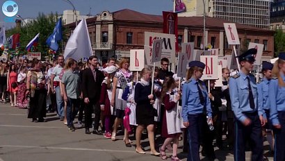 Сотни новосибирцев пронесли буквицы русского алфавита по главной улице Мегаполиса