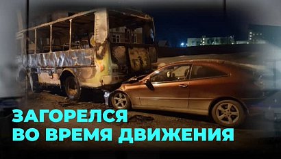 Выбежал на улицу: автобус загорелся во время движения