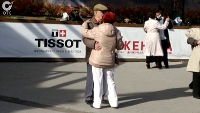 Люди преклонного возраста собирались в Центральном парке на ретро-дискотеку