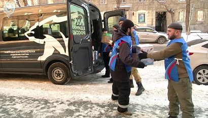 Самодельные тёплые вещи отправили бойцам СВО жители Новосибирской области