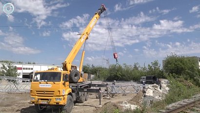 Сбитую грузовиком опору ЛЭП восстанавливают в Бердске. Когда город и ближайшие микрорайоны подключат к основной сети питания?