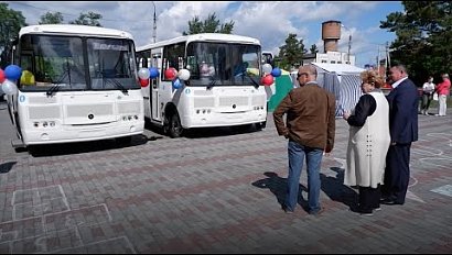 Ключи от новых ПАЗиков вручили жителям Колывани