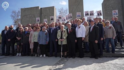 Сотрудники "Горводоканала" возложили цветы к Вечному огню