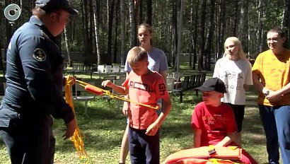 Занятия по безопасности проводят спасатели в детских лагерях