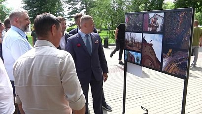 Фотовыставка "Юность в огне" открылась в Новосибирске