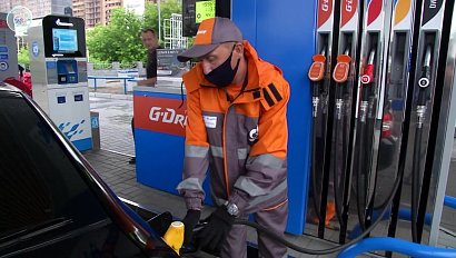 Полный бак в два касания. На улицах Новосибирска становится всё больше автоматизированных заправок