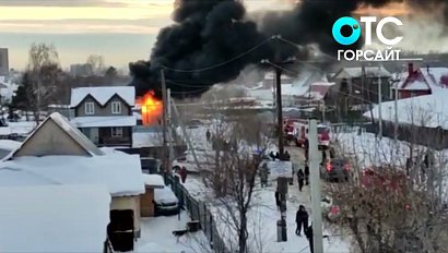 Горит бензовоз на частной заправке в Новосибирске. Подробности в описании