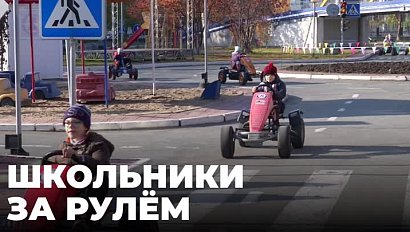 Школьники за рулём веломобилей учат дорожные правила