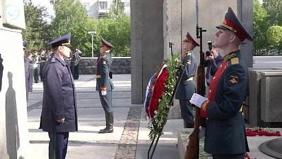 Генеральный прокурор Игорь Краснов возложил цветы к Монументу Славы в Новосибирске