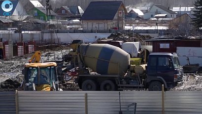 В Криводановке начали возводить пятиэтажку на пустующем огороде