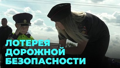 Автоинспекторы на трассе вручали подарки водителям за знание ПДД