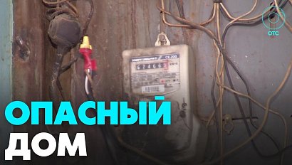 Страшно жить в собственном доме: вода из дырявой крыши заливает электрощитки