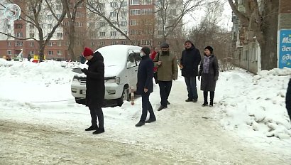 Само не растает - нужно вывозить. Кому жаловаться на двухметровые сугробы?