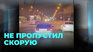 Chevrolet встал на пути скорой помощи