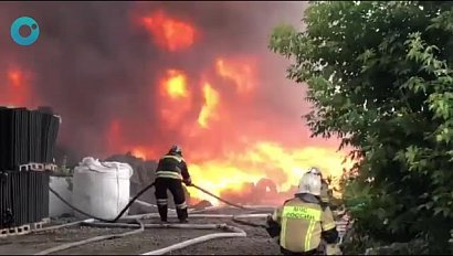 Горели покрышки. Видео, как всë это было. Пожар на ул. Станционной в Новосибирске потушен.