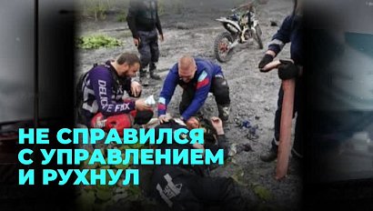 Байкер не справился с управлением и получил травмы во время поездки