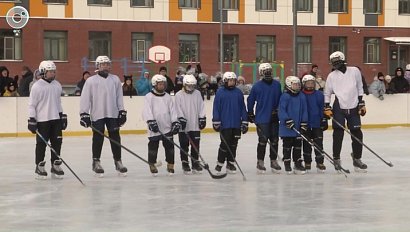 Жители Калининского района восстановили хоккейную площадку