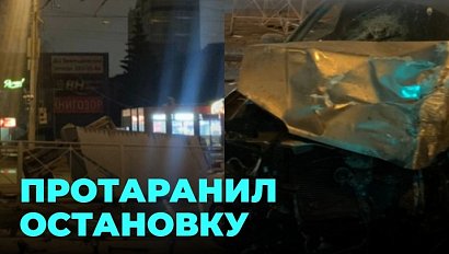 Снёс остановку и сбежал, оставив пострадавших пассажиров