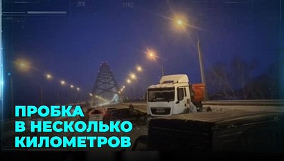 Авария на Бугринском мосту перекрыла движение