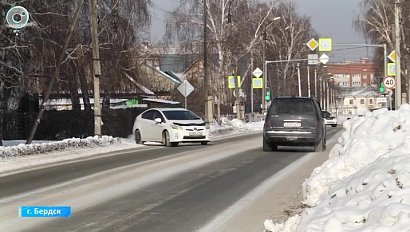 Бердские коммунальщики продолжают бороться со снегом